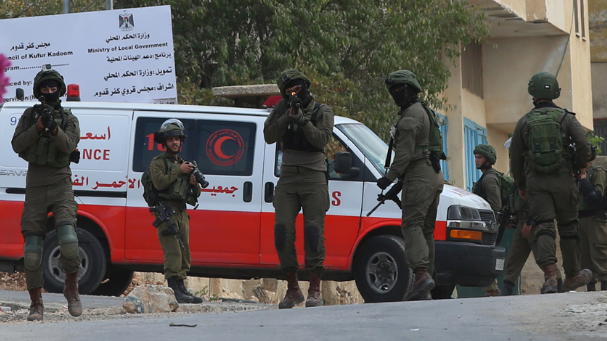 الاحتلال يصيب مواطن ويعتقل آخرين من جنين